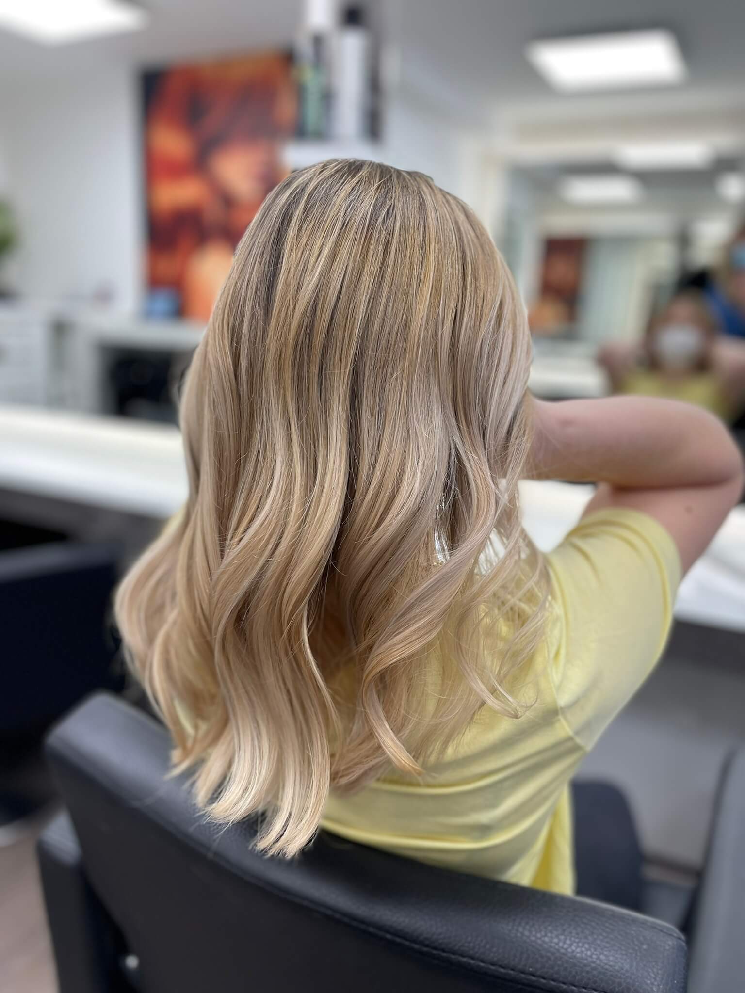 Frau mit neuem Haarschnitt und frisch gefärbten Haaren